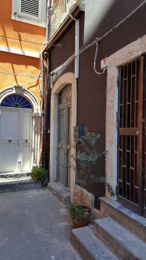 Il Pozzo Di Santa Teresa Apartment Catania Bagian luar foto